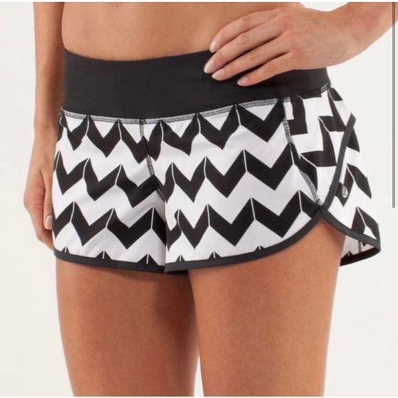Lululemon Run: Speed Short Arrow Chevron Zig Zag White Black Size 4 # W7710S - Picture 9 of 9